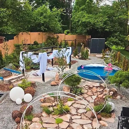 Secret Garden Retreat - Pool & Hot Tub *