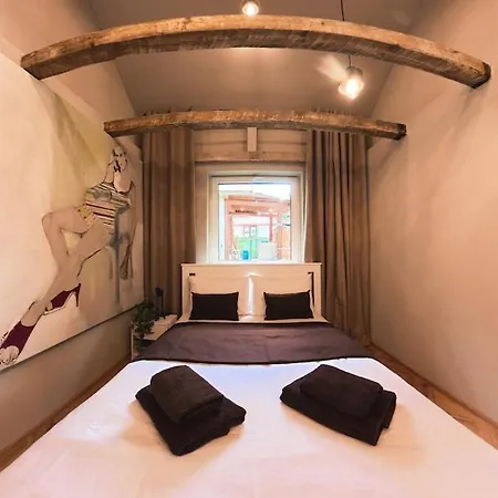 Secret Garden Retreat - Pool & Hot Tub