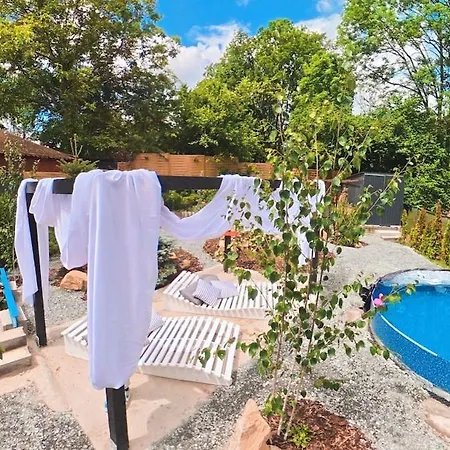 Feriehus Secret Garden Retreat - Pool&hot Tub Drahobudice
