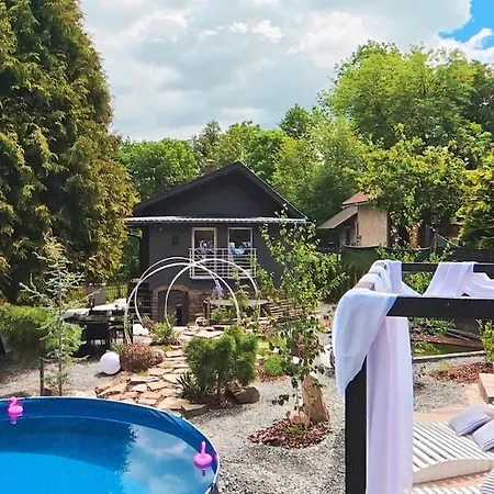 Secret Garden Retreat - Pool & Hot Tub *