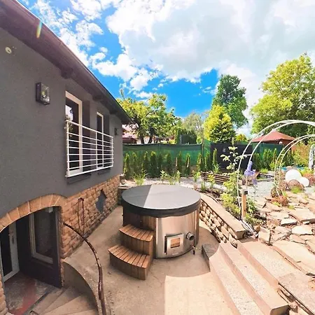 Secret Garden Retreat - Pool & Hot Tub Ferienhaus *