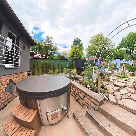 Secret Garden Retreat - Pool & Hot Tub Ferienhaus