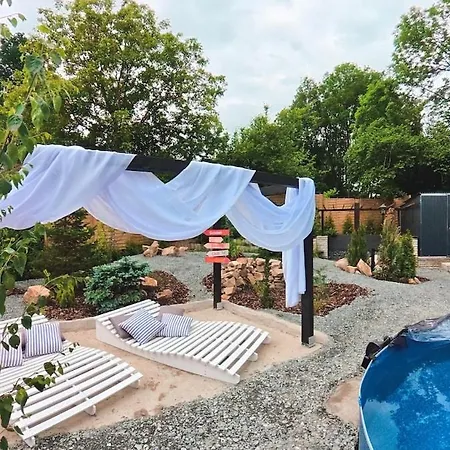 Secret Garden Retreat - Pool & Hot Tub Ferienhaus *
