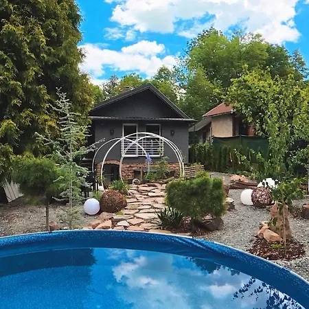 Secret Garden Retreat - Pool & Hot Tub Ferienhaus