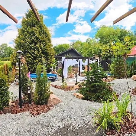 Secret Garden Retreat - Pool & Hot Tub Ferienhaus Drahobudice