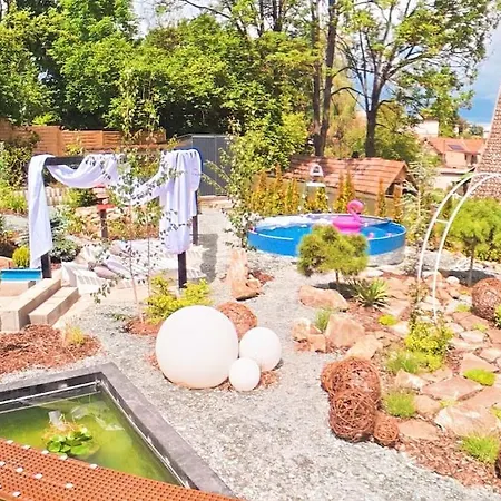 Secret Garden Retreat - Pool & Hot Tub * Drahobudice